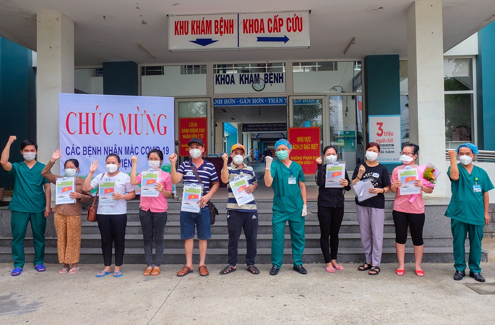 Bác sĩ Nguyễn Đình Vĩnh- Giám đốc Bệnh viện dã chiến Hòa Vang (đứng giữa) thể hiện quyết tâm chiến thắng cùng bệnh nhân ra viện