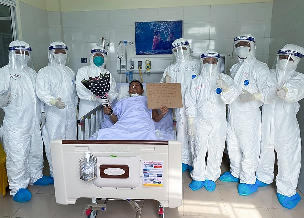 Bệnh nhân 582 cùng e kíp điều trị cứu sống mình trong những ngày tại Bệnh viện phổi Đà Nẵng