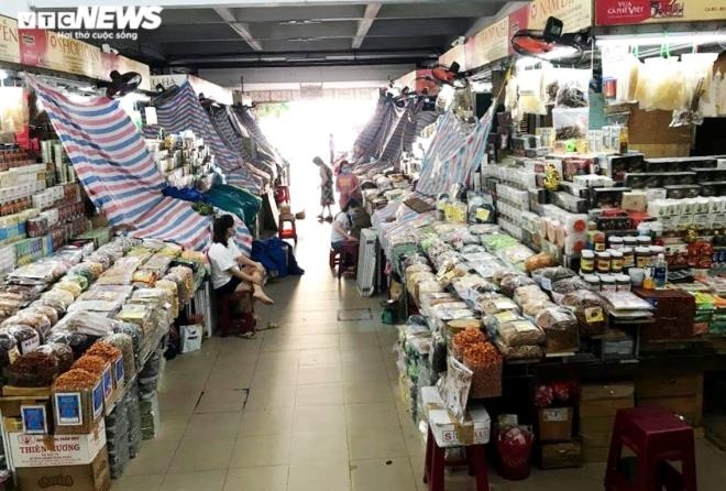 Các quầy hàng mở cửa nhưng vắng khách.