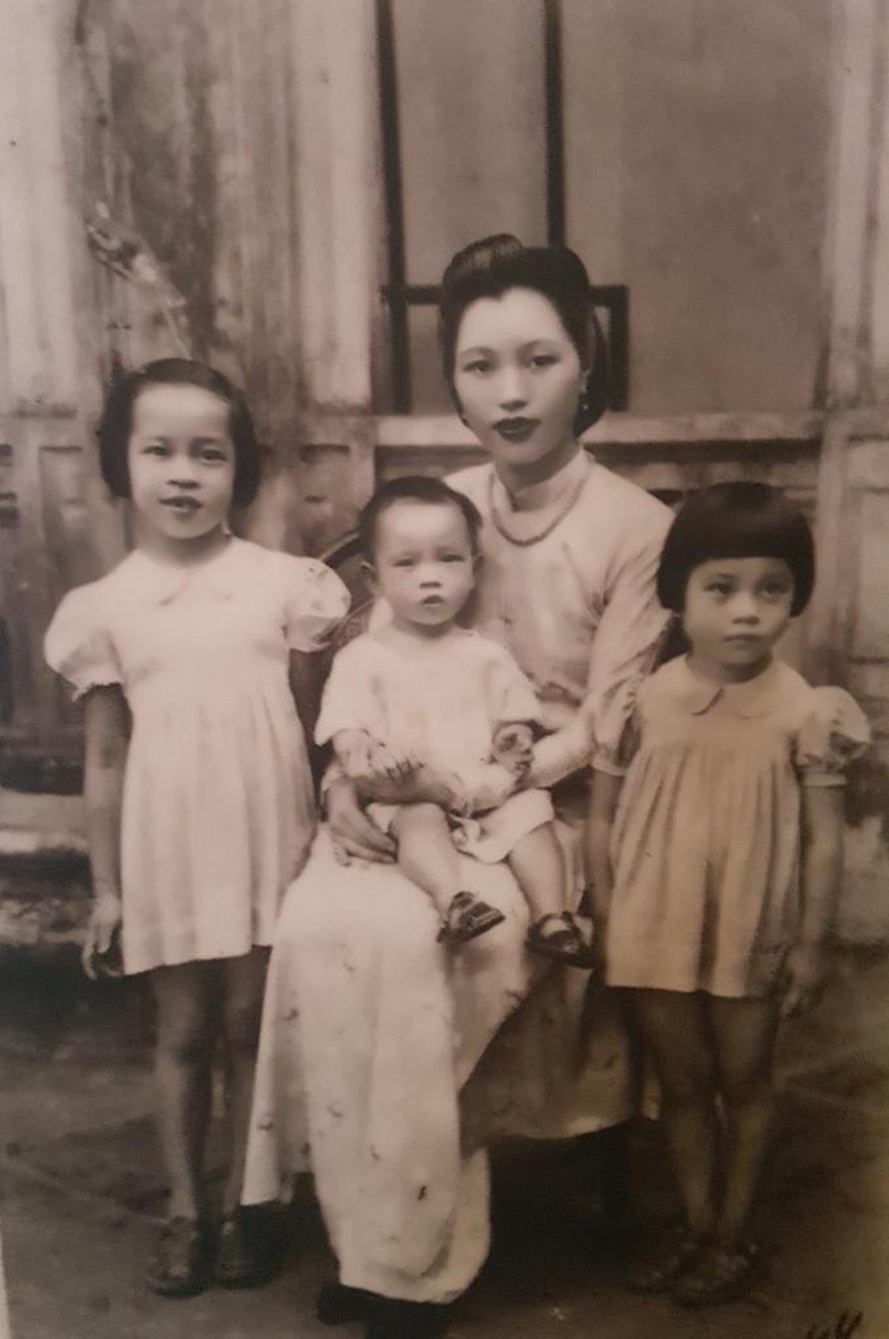 Bà Vi Kim Ngọc và các con.