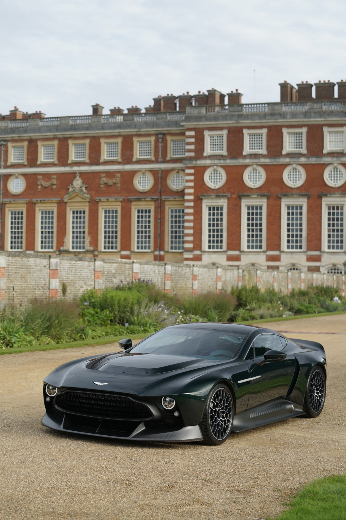 Giống với nhiều hãng siêu xe, xe sang trên khắp thế giới, Aston Martin cũng sở hữu cho mình bộ phận cá nhân hóa riêng có tên gọi là Q Division
