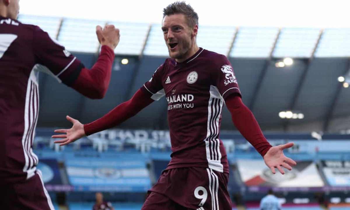 Tuy nhiên, cú hat-trick của Jamie Vardy (37', 54', 58') đã giúp Leicester dẫn ngược 3-1. (Ảnh: Getty)