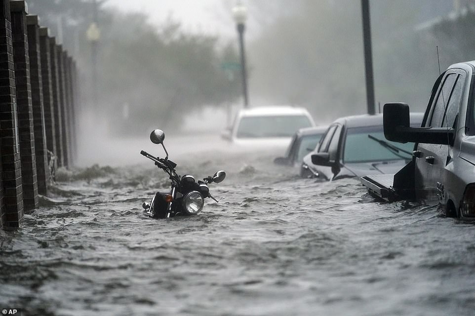 Bão Sally gây lụt lịch sử tại Mỹ, quật đổ cây cối, nhấn chìm đường phố trong biển nước