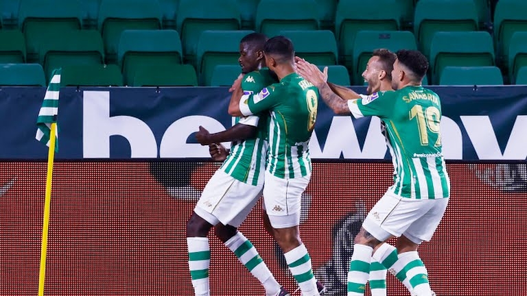 William Carvalho và các đồng đội ăn mừng bàn thắng (Ảnh: Reuters).