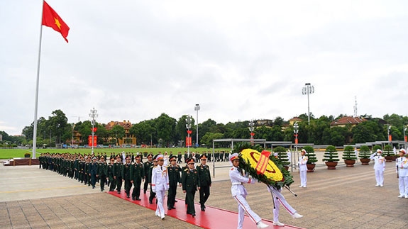 Đoàn đại biểu Đại hội Đảng bộ Quân đội vào Lăng viếng Chủ tịch Hồ Chí Minh