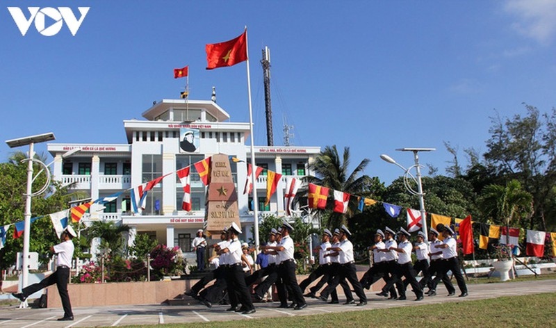 Duyệt đội ngũ trong lễ chào cờ trên đảo Song Tử Tây.