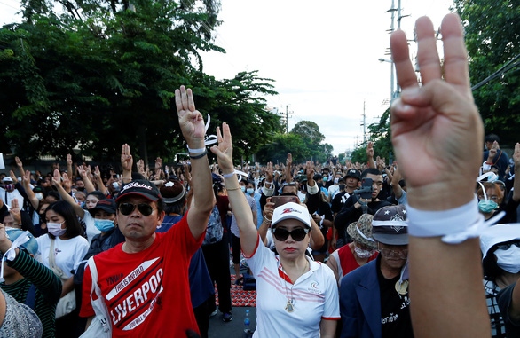 Người biểu tình xuống đường ở thủ đô Bangkok, Thái Lan, ngày 24/9. Ảnh: Reuters.
