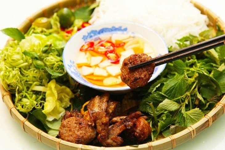 Đổi gió cho ngày cuối tuần bằng món bún chả hấp dẫn - Ảnh: internet
