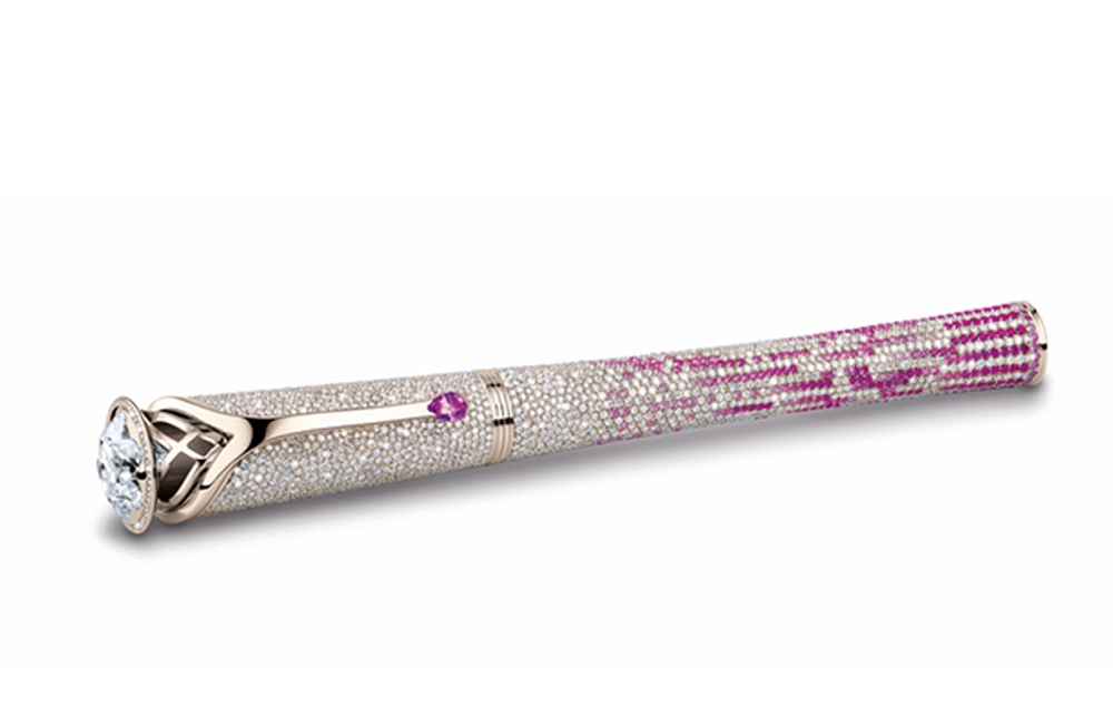 Chiếc bút Monte Celio lại được Montblanc đính 1.500 viên kim cương và hồng ngọc, được định giá 2,4 triệu euro.