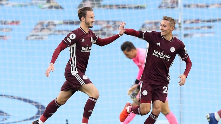 James Maddison lập siêu phẩm, nâng tỷ số lên 4-1 cho Leicester ở phút 77. (Ảnh: Reuters)