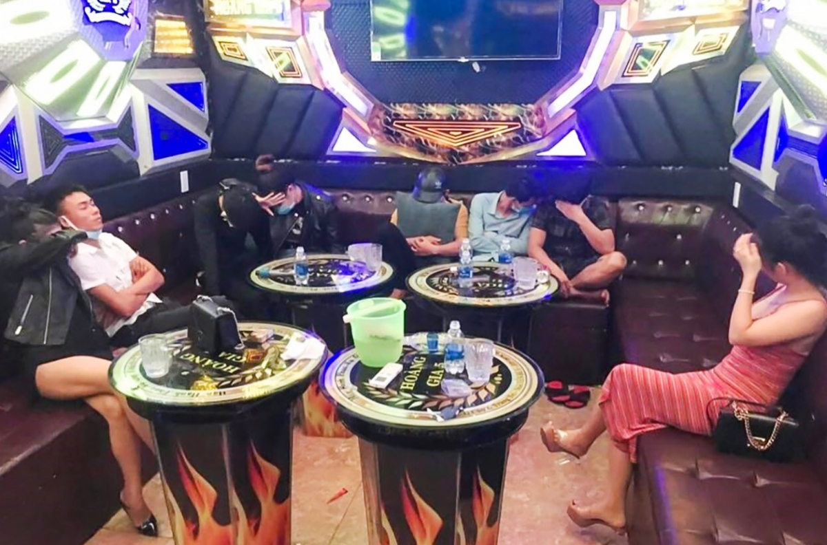 8 thanh niên nam nữ đang "phê" ma túy trong quán karaoke tại Quảng Nam