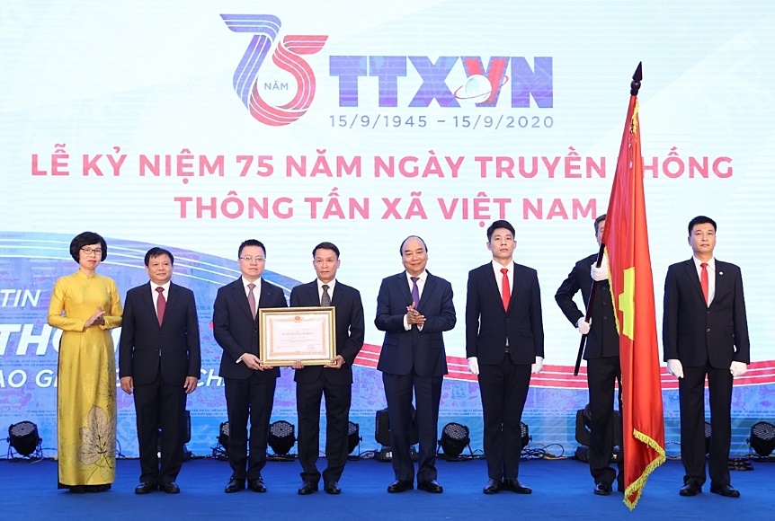 Thủ tướng Nguyễn Xuân Phúc, Chủ tịch Hội đồng Thi đua- Khen thưởng Trung ương trao tặng Huân chương Lao động hạng Nhất cho Thông tấn xã Việt Nam (15/9/1945-15/9/2020). (Ảnh: TTXVN)