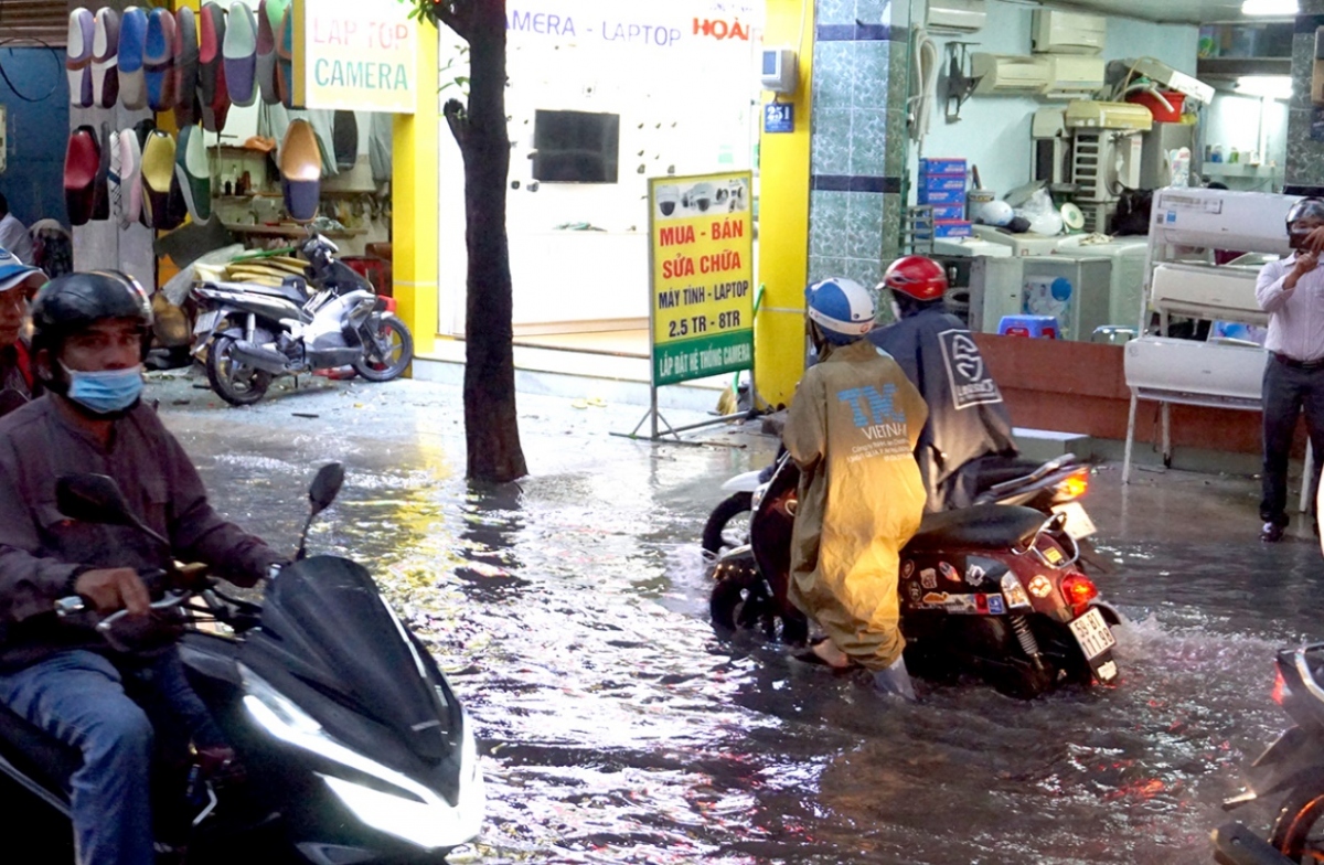 Mưa lớn, nhiều tuyến đường bị ngập giờ tan tầm