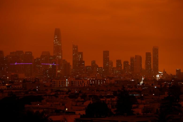 Bầu trời San Francisco chuyển màu cam đậm do các đám cháy rừng. Ảnh: Reuters