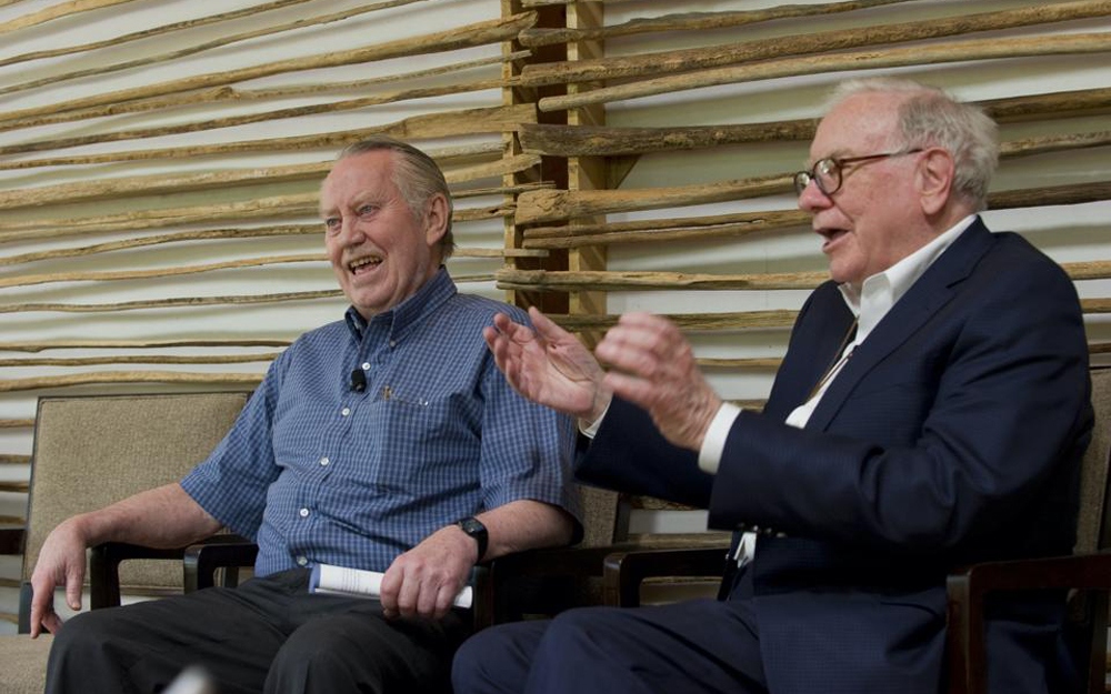 Bức ảnh ông Chuck Feeney và ông Warren Buffett chụp năm 2011. (Ảnh: Forbes)
