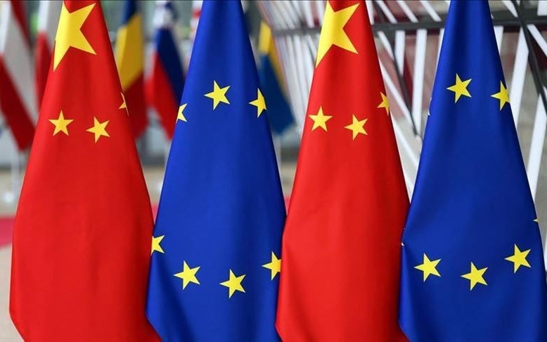 Cờ Trung Quốc và EU. Ảnh: Anadolu.