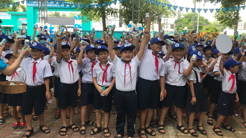 Học sinh háo hức tham gia trò chơi vận động trong Chương trình “Vì một Việt Nam vươn cao vượt trội”