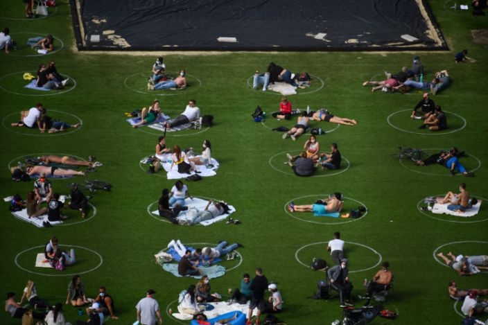 Người dân thực hiện giãn cách xã hội tại công viên Domino Park ở Brooklyn, New York, Mỹ. Ảnh: Getty.