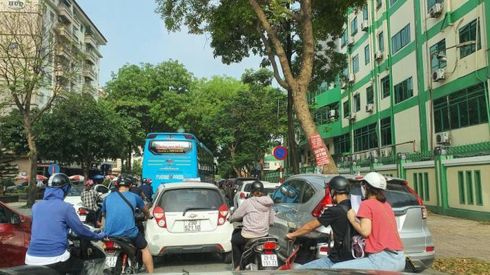 Video: Xe quá tải ngang nhiên lưu thông, ẩn họa khu vực cổng trường học