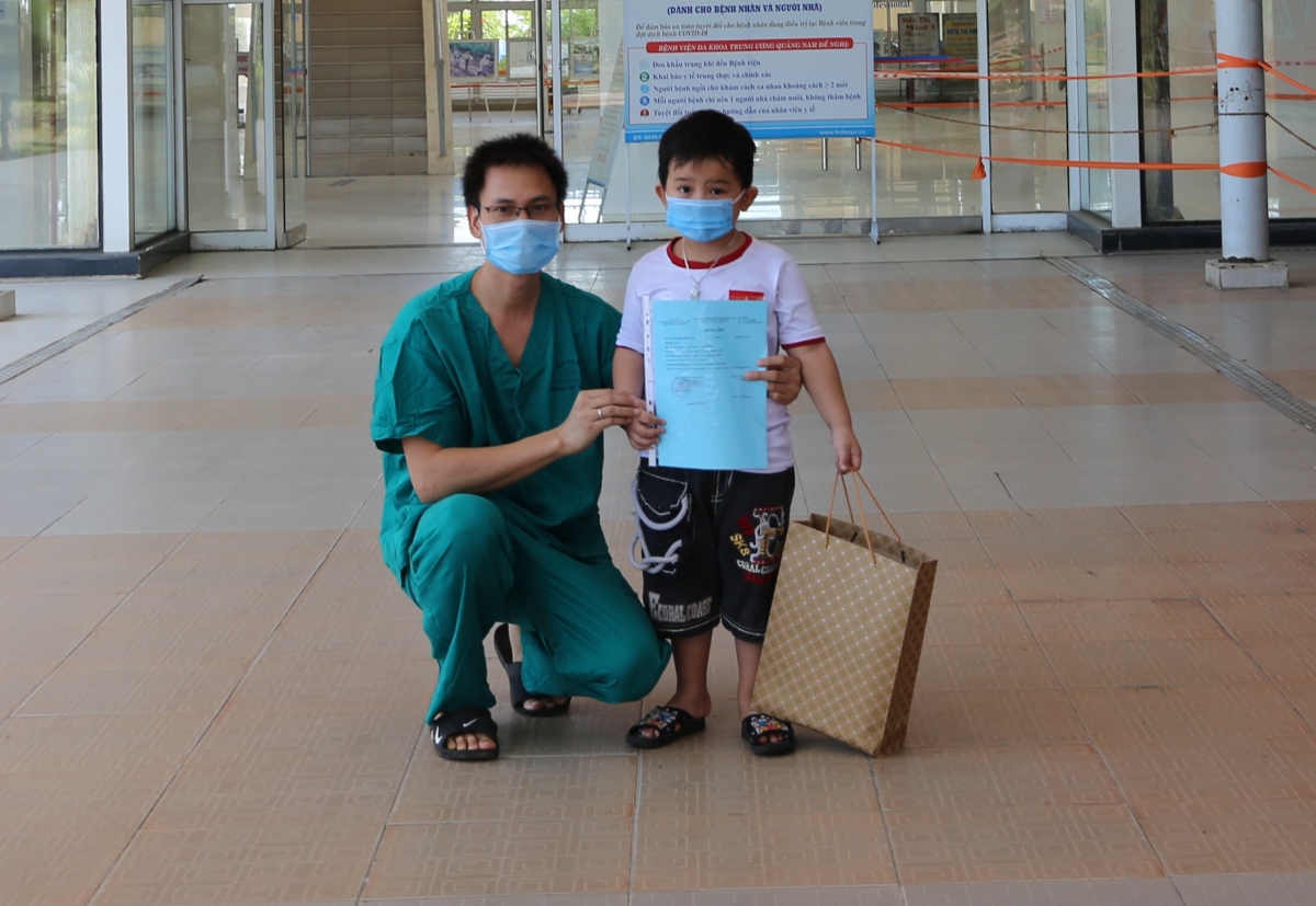 Bệnh nhân được chữa khỏi Covid-19 và cho xuất viện tại Bệnh viện Đa khoa Trung ương Quảng Nam.