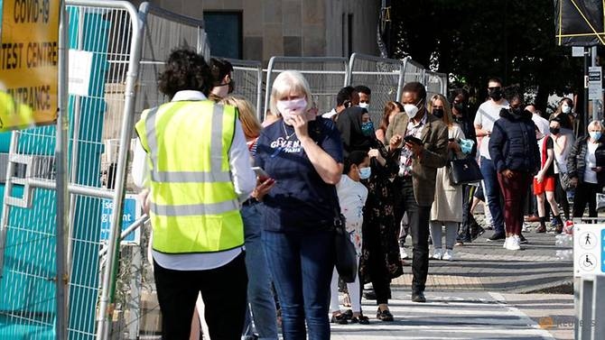 Người dân đứng xếp hàng chờ xét nghiệm Covid-19 ở Bolton, Anh ngày 17/9/2020. Ảnh: Reuters