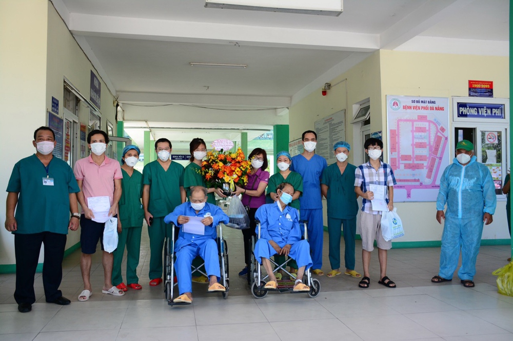 Thêm 2 bệnh nhân Covid-19 tiên lượng nặng ở Đà Nẵng khỏi bệnh và ra viện