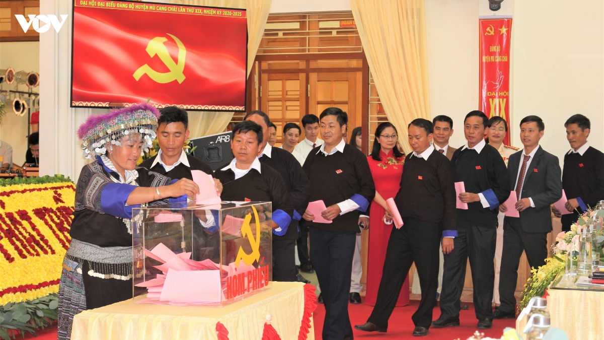 Các đại biểu dự Đại hội bầu Ban chấp hành và bầu trực tiếp Bí thư tại Đại hội Đảng bô huyện Mù Cang Chải.