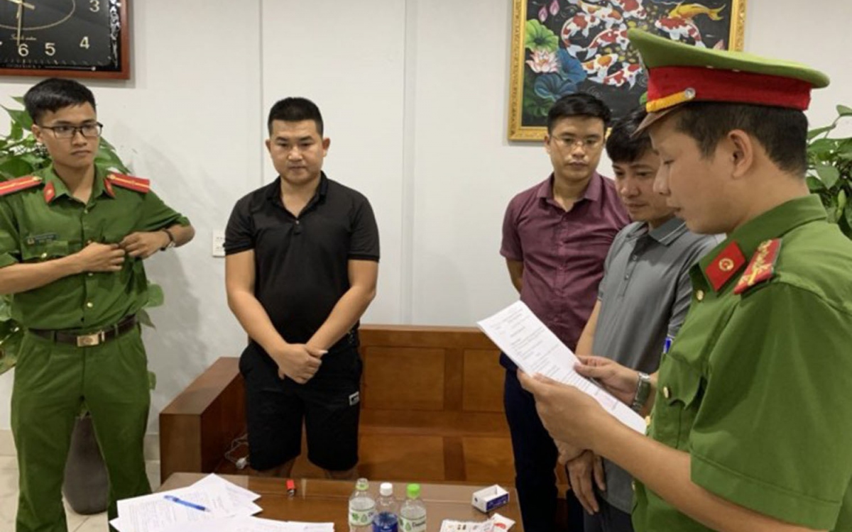 Cơ quan Công an tiến hành khám xét khẩn cấp chỗ ở của Nguyễn Anh Tuấn (ảnh CA Quảng Bình)