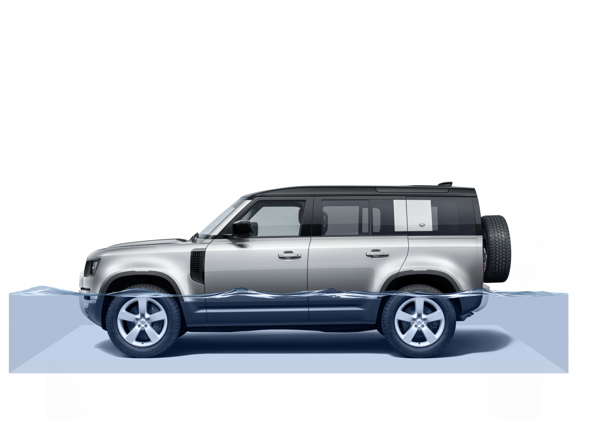 Defender có khả năng lội nước tới 900 mm. Tính năng lội nước trong công nghệ Phản ứng địa hình sẽ nâng gầm xe lên sử dụng hệ thống treo khí nén điện tử giúp tăng tối đa khoảng sáng gầm của Defender, đạt 292 mm. Camera toàn cảnh 3D với hệ thống cảnh báo ngập nước sẽ cho bạn biết mức độ ngập của nước. Phụ kiện của Defender bao gồm mái che chống thấm bơm hơi.