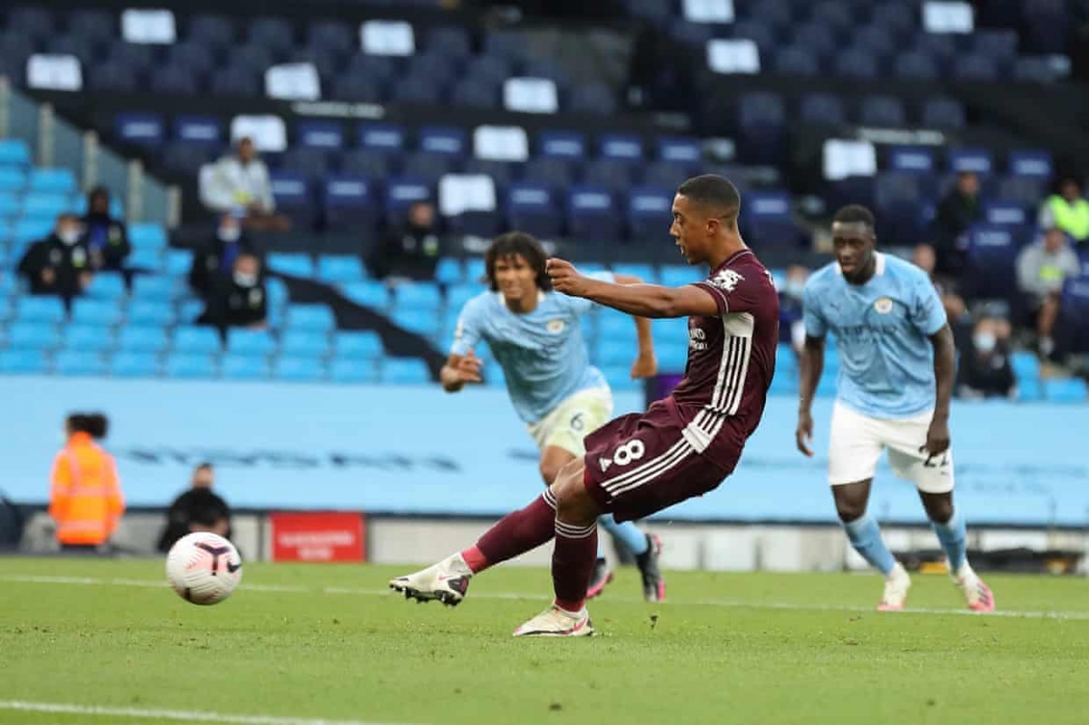 Phút 88, Youri Tielemans ấn định chiến thắng 5-2 cho Leicester từ chấm phạt đền. (Ảnh: Reuters)