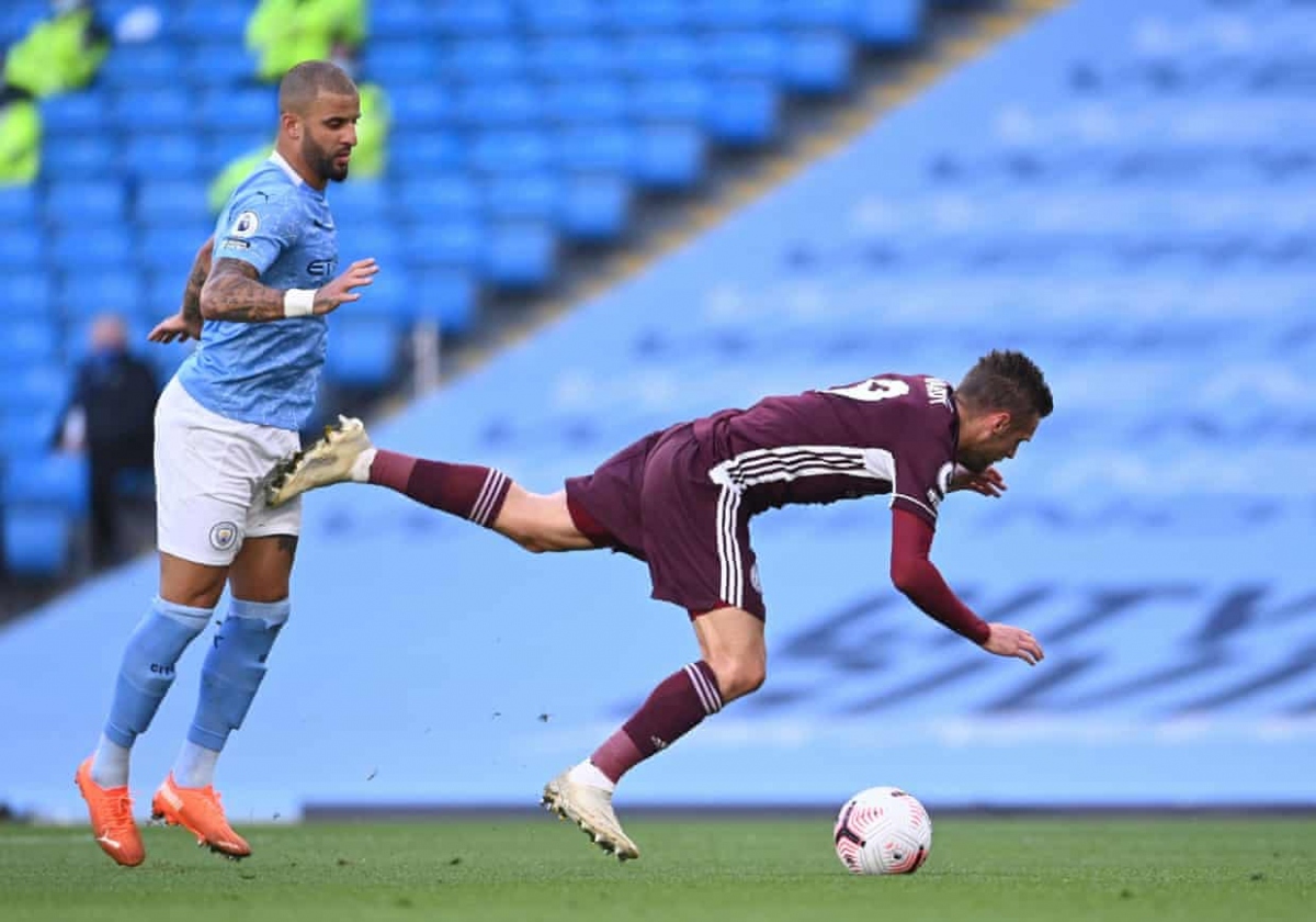 Các hậu vệ Man City có ngày thi đấu thảm họa khi gây ra tới 3 quả phạt đền dẫn tới bàn thua ở các phút 37, 58 và 88. (Ảnh: Getty)