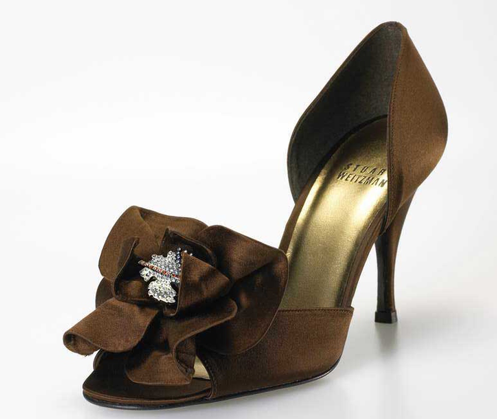 Giày cao gót "Rita Hayworth" (nữ diễn viên nổi tiếng người Mỹ) của Stuart Weiztman có giá 3 triệu USD.