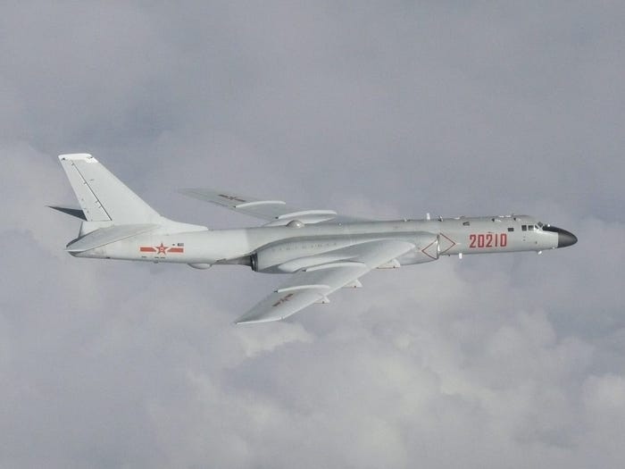 Máy bay ném bomn H-6. Ảnh: Reuters