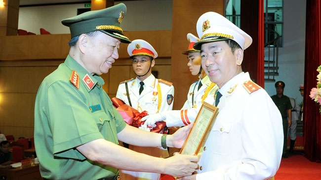 Thăng cấp bậc hàm Trung tướng đối với Thứ trưởng Trần Quốc Tỏ