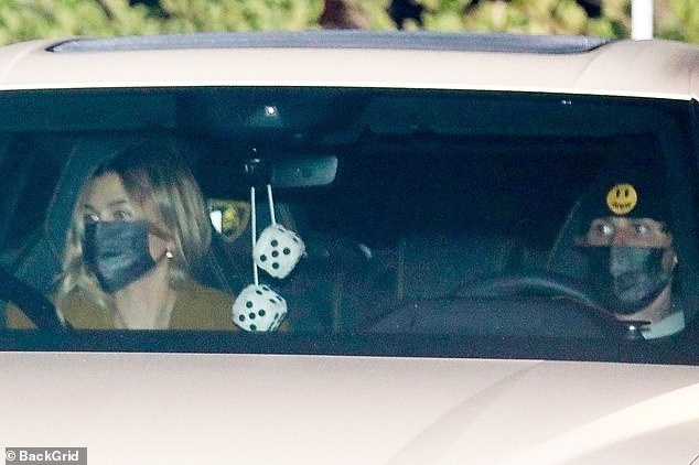 Hailey Baldwin diện vest gợi cảm đi ăn tối cùng ông xã Justin Bieber