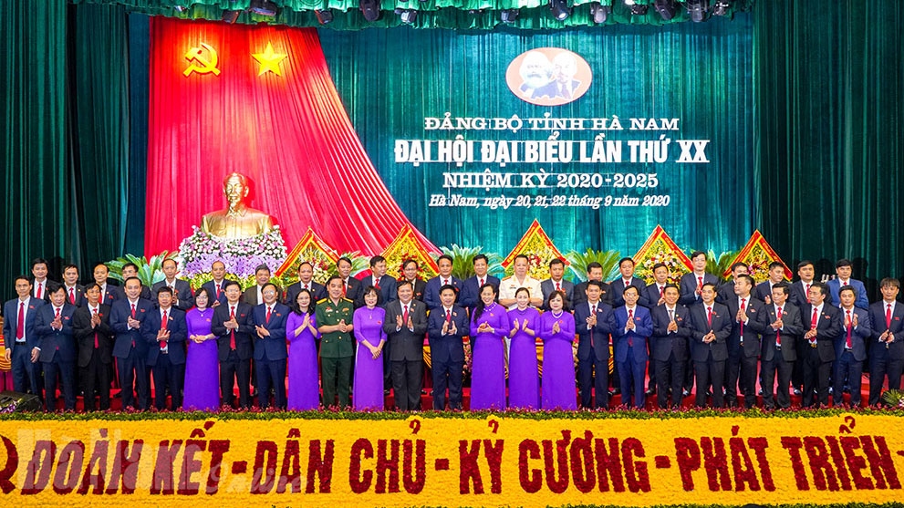 BCH Đảng bộ tỉnh Hà Nam khóa XX, nhiệm kỳ 2020-2025 ra mắt Đại hội.(ảnh: Báo Hà Nam)