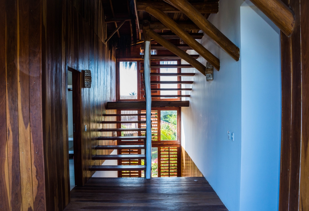 Cầu thang gỗ phù hợp với phong cách chung của ngôi nhà.