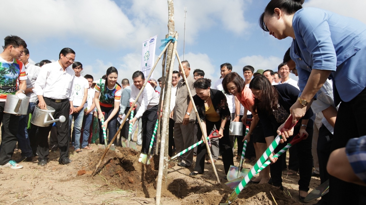 Bà Nguyễn Thị Kim Ngân, Chủ tịch Quốc hội cùng “Quỹ 1 triệu cây xanh cho Việt Nam” trồng cây tại Mốc tọa độ Quốc gia Mũi Cà Mau