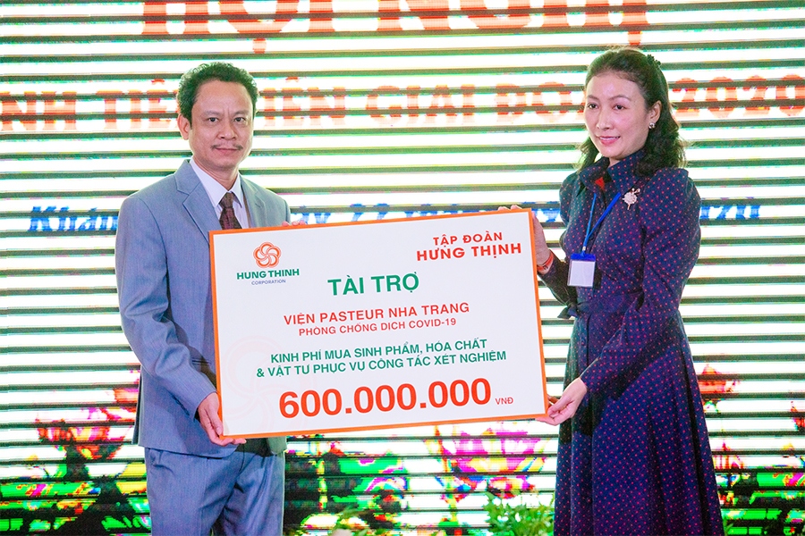Bà Trần Thượng Thu Giang - Phó Tổng Giám đốc Tập đoàn Hưng Thịnh  trao tặng kinh phí tài trợ cho TS. BS Đỗ Thái Hùng - Viện trưởng Viện Pasteur Nha Trang.