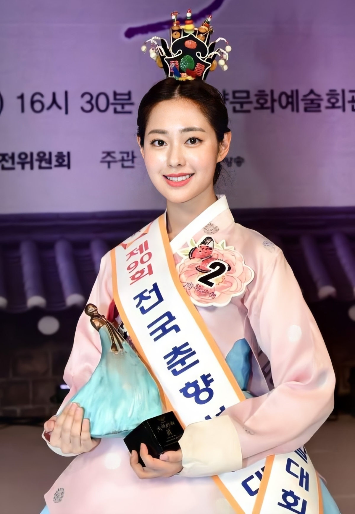 Mới đây, Shin Seulgi sinh năm 1998 đã vượt qua 32 gương mặt nổi bật để đăng quang Hoa hậu Truyền thống Hàn Quốc 2020 (Miss Chunhyang 2020). 