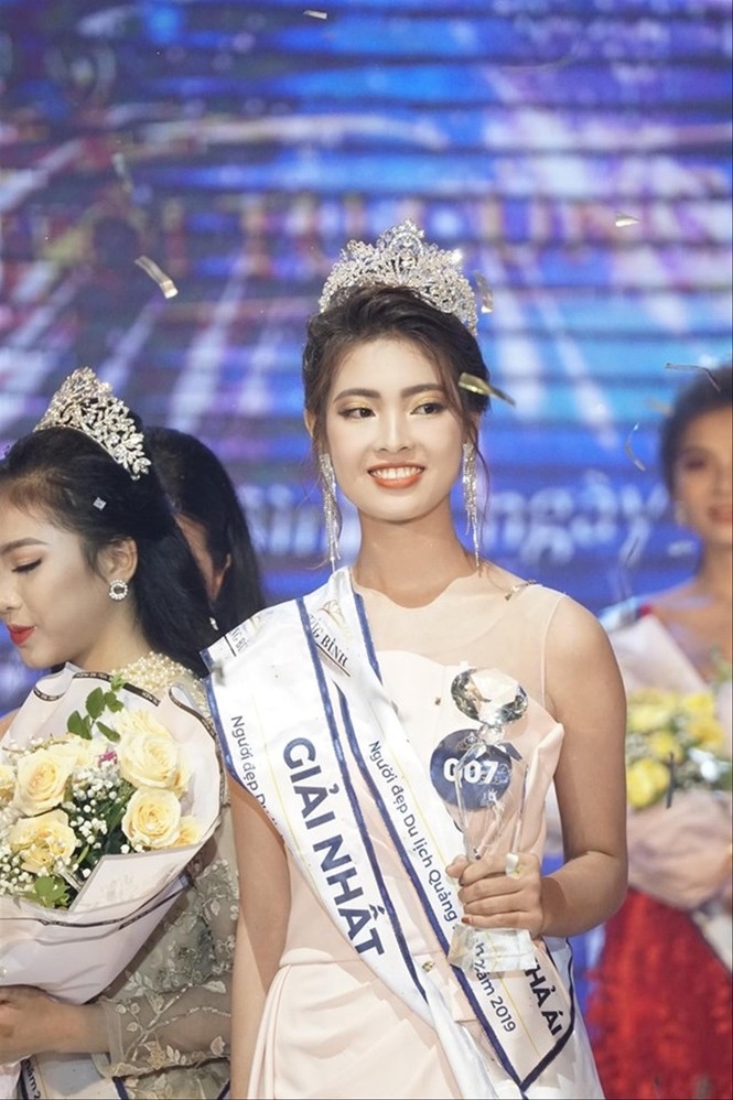 Trần Ngọc Huyền tại đêm đăng quang cuộc thi Tìm kiếm Người đẹp Du lịch Quảng Bình năm 2019
