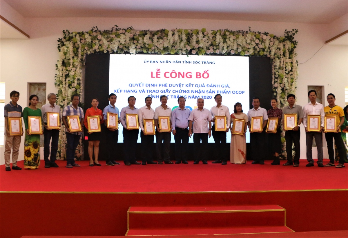 Trao chứng nhận sản phẩm Ocop cấp tỉnh.