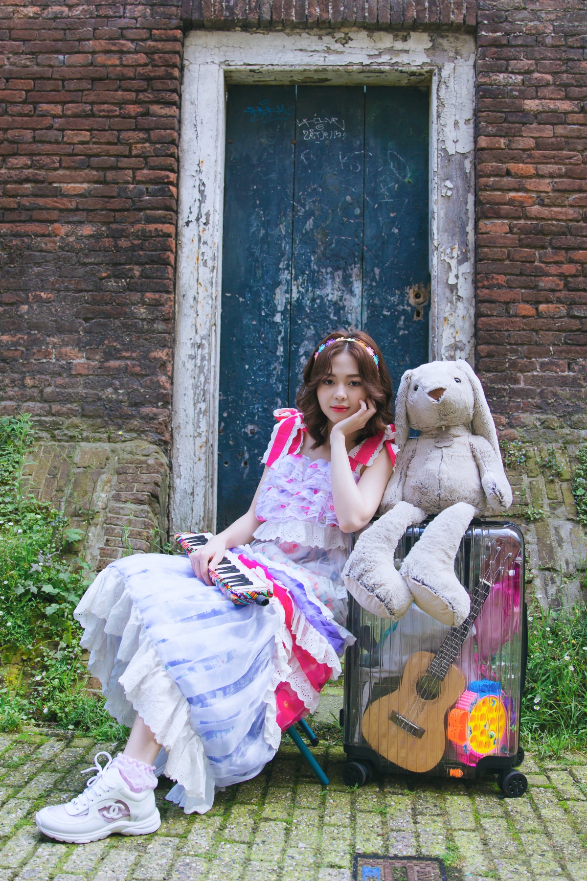 Vắng "tình cũ" Trịnh Thăng Bình, Liz Kim Cương ôm thỏ bông đi khắp châu Âu