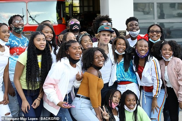 Justin Bieber cười mỉm điển trai khi chụp hình cùng đông đảo người hâm mộ