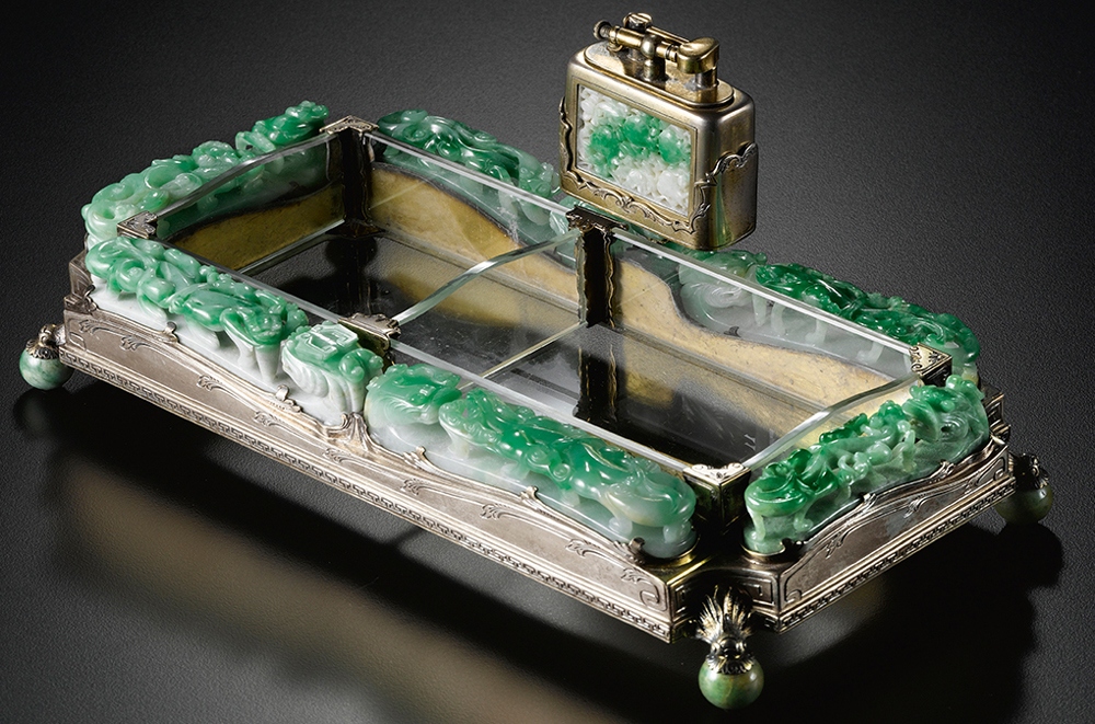 Chiếc bật lửa và gạt tàn mang tên Jadeite có giá 254.000 USD (gần 6 tỷ đồng) có thiết kế phong cách hoàng gia, với vỏ được làm bằng bạc và ngọc lục bảo.