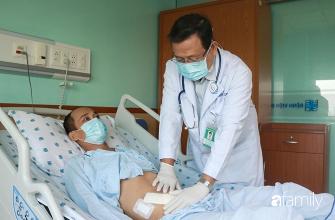 Bác sĩ kiểm tra sức khỏe cho anh D.