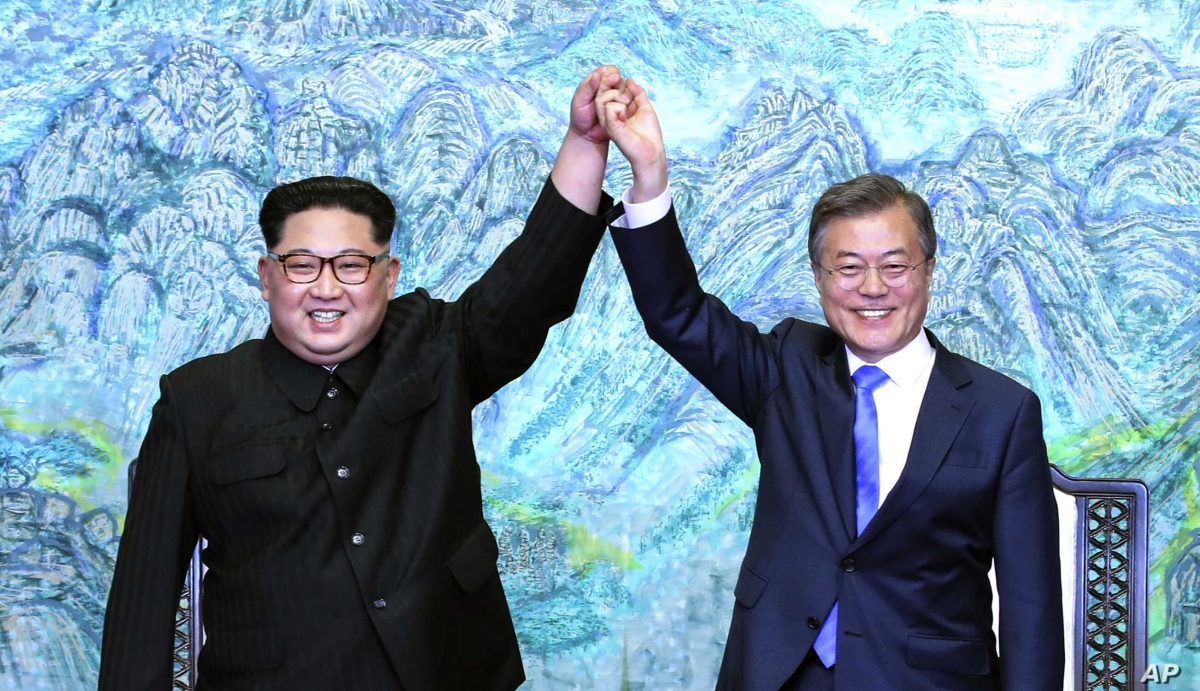 Nhà lãnh đạo Triều Tiên Kim Jong-un và Tổng thống Hàn Quốc Moon Jae-in. Ảnh: AP