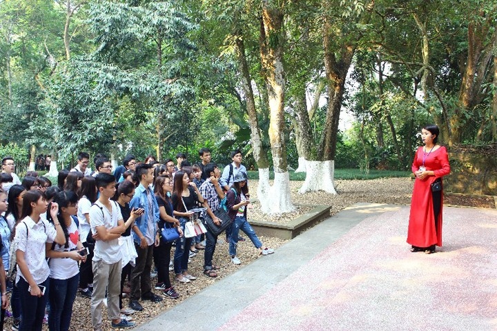  Students tour the K9 relic site. (Photo: nhandan.com.vn)