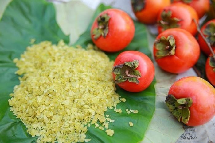 Young rice and persimmons are typical Hanoi autumn foods. (Photo: kienthuc.net.vn)