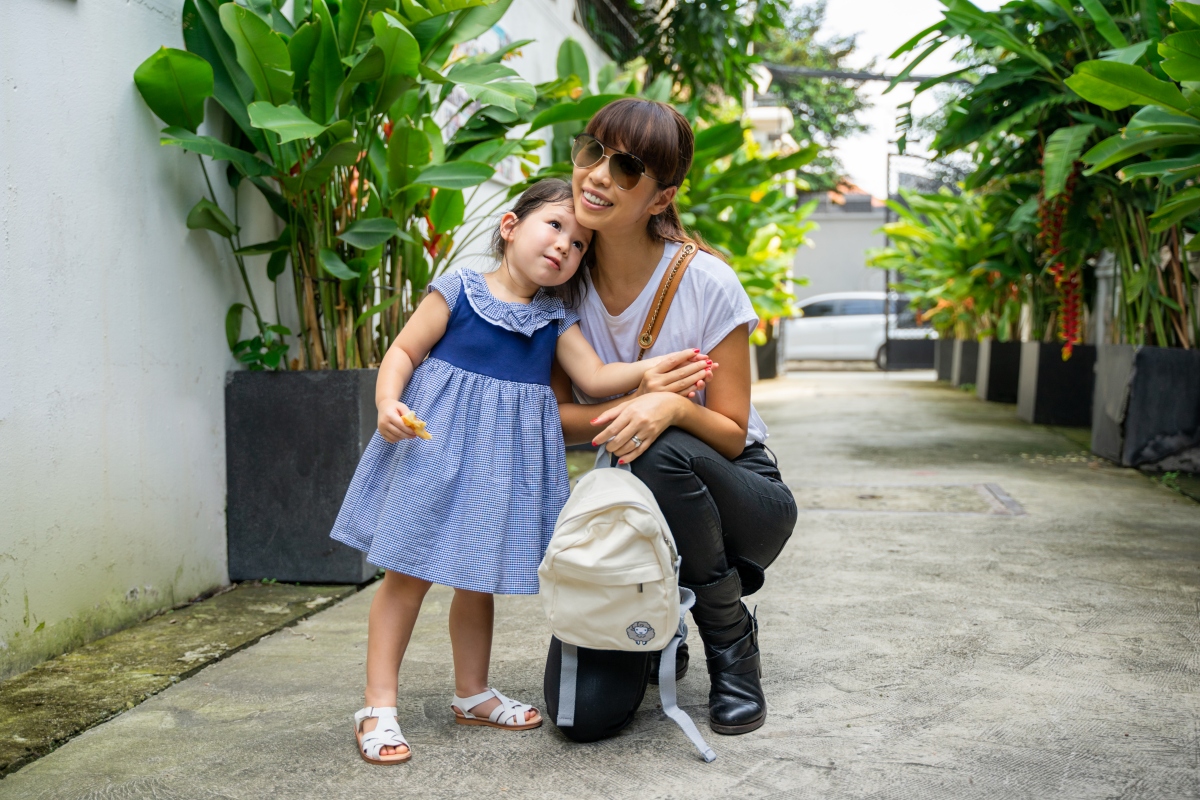 Con gái Hà Anh quyến luyến mẹ trong ngày đầu đến trường